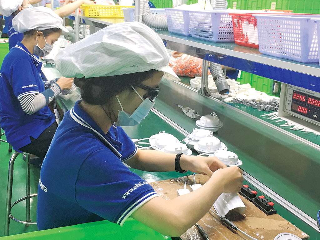 Workers of Viet Sang Company Limited, Ben Luc district are producing (Photo: Mai Huong)