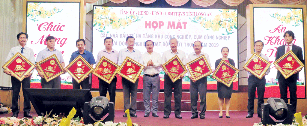 Provincial leaders praise and present gifts to enterprises with good production and business achievements, accompanying with Long An in socio-economic development