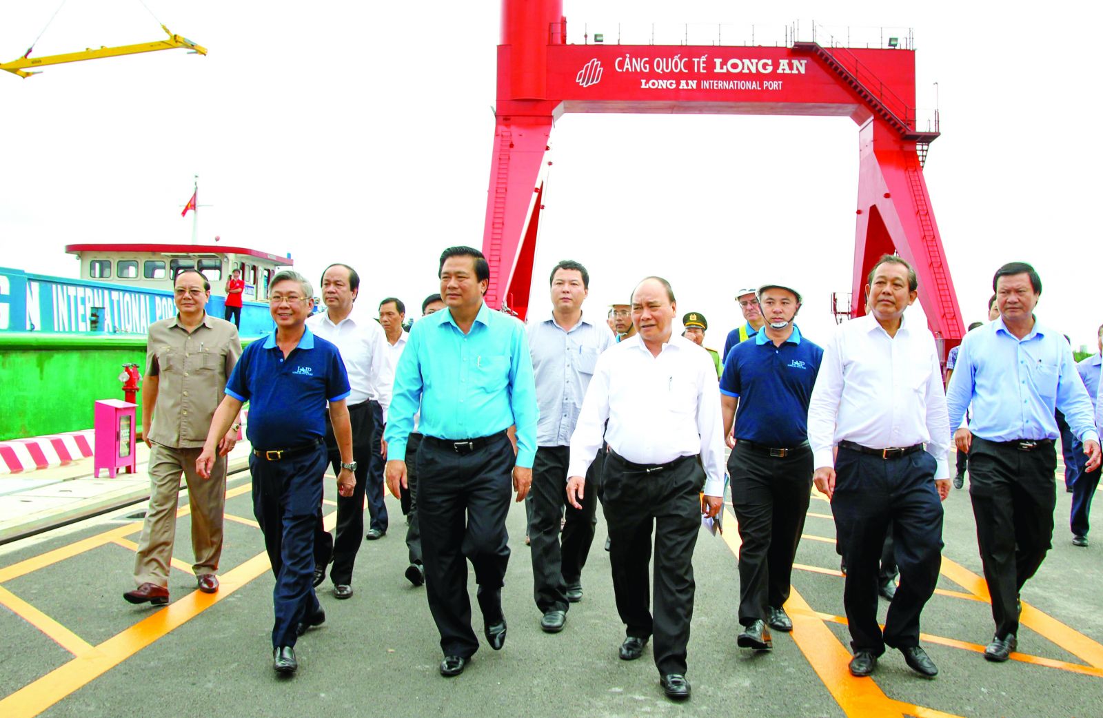 Prime Minister - Nguyen Xuan Phuc and leaders of ministries, branches and provinces visit Long An International Port (Photo: MHD)