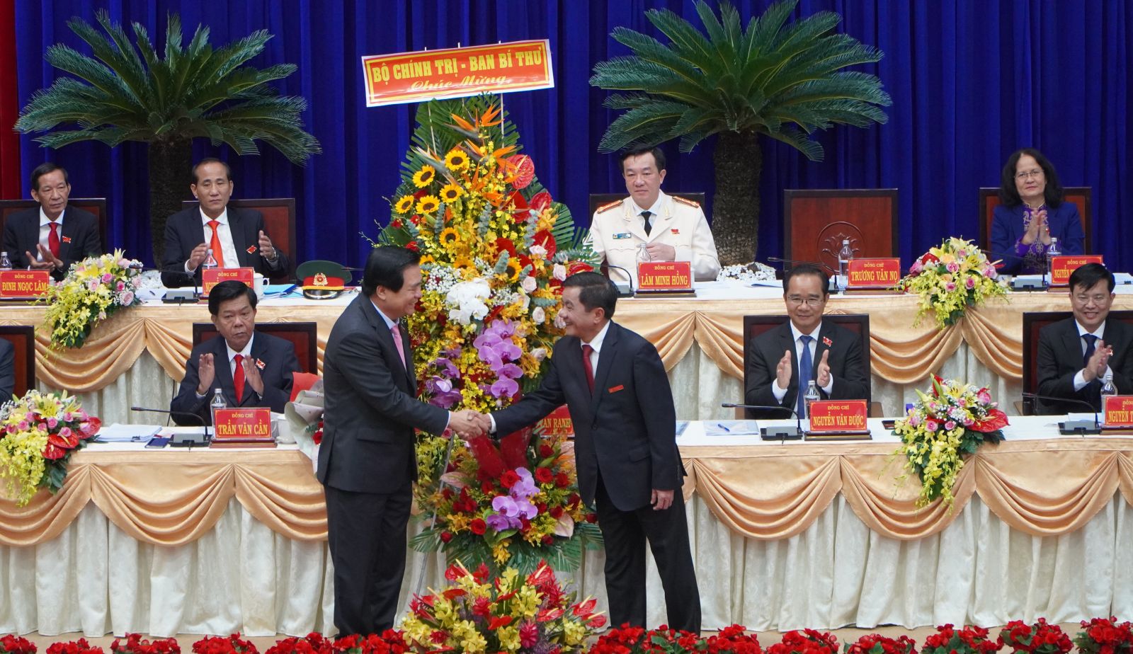 Secretary of the Party Central Committee, Chairman of Central Inspection Committee - Tran Cam Tu (R) presents flowers to congratulate the Congress