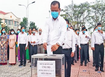 Quyên góp, ủng hộ đồng bào miền Trung bị lũ lụt