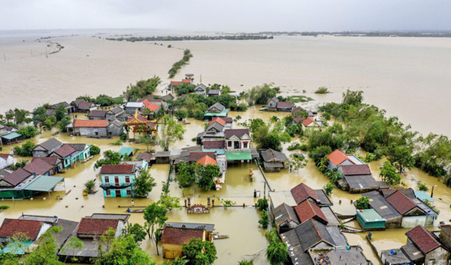 Một góc làng Vân Trình, xã Phong Bình, huyện Phong Điền, tỉnh Thừa Thiên-Huế nhìn từ trên cao khi nước lũ dâng cao (Ảnh: Tuổi Trẻ)