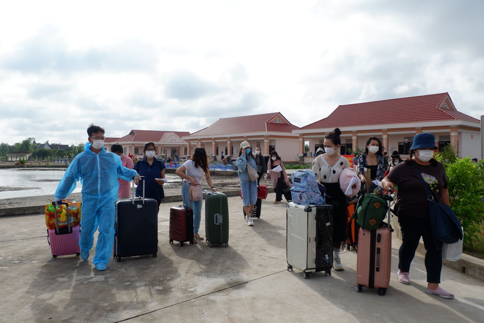 120 citizens completing the quarantine gathered in Moc Hoa district to prepare to return home