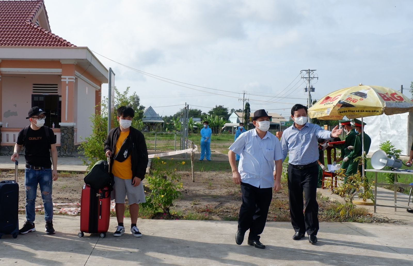 Vice Chairman of the Provincial People's Committee, Deputy Chairman of the provincial Steering Committee for preventing dangerous diseases on human - Pham Tan Hoa visits and guides people to leave for home