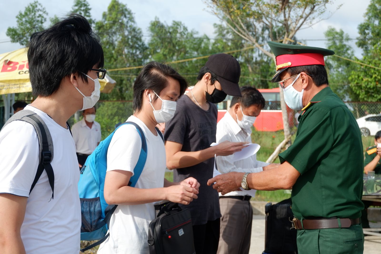 Deputy Commander of the Provincial Military Headquarters - Trinh Van Xa gives the decision to complete the isolation period and encourage the people