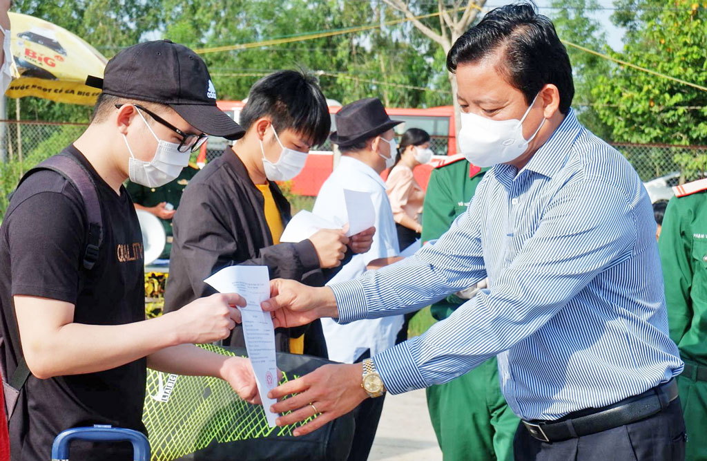 Vice Chairman of the Provincial People's Committee, Deputy Chairman of the provincial Steering Committee for preventing dangerous diseases on human - Pham Tan Hoa gives the decision to complete the quarantine period for citizens returning from the Philippines