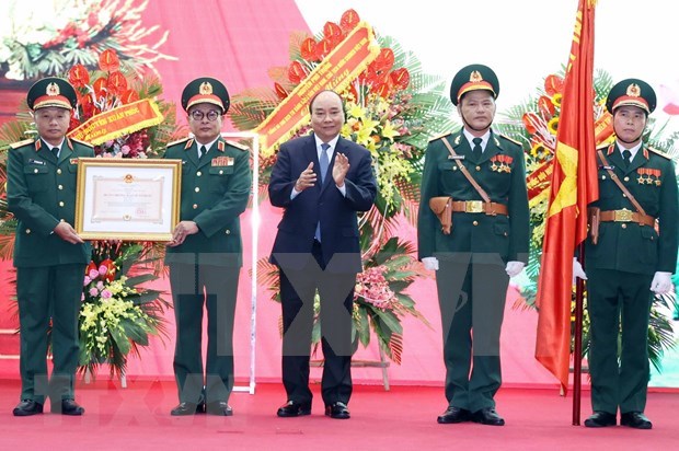 Prime Minister Nguyen Xuan Phuc (centre), on behalf of the Party and State, presents the General Department of Defence Intelligence with a first-class Fatherland Protection Order on October 23 (Photo: VNA)