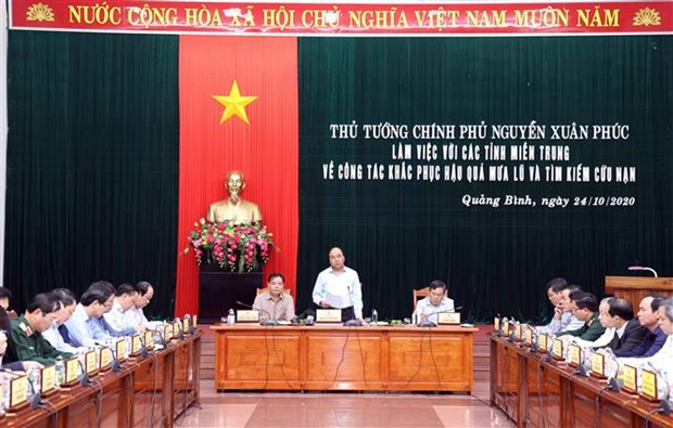 Prime Minister Nguyen Xuan Phuc speaks at the working session with representatives of Quang Binh province (Photo:VNA)