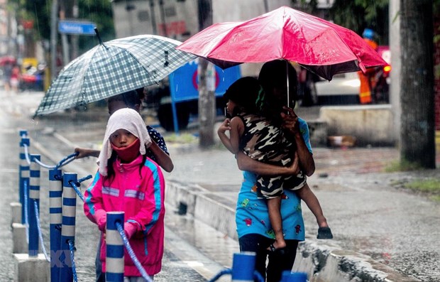 Typhoon Molave lashes the southern part of the Philippines’ main Luzon island overnight on October 25, dumping heavy rains, toppling power lines and leaving at least 12 fishermen missing. (Photo: Xinhua/VNA)