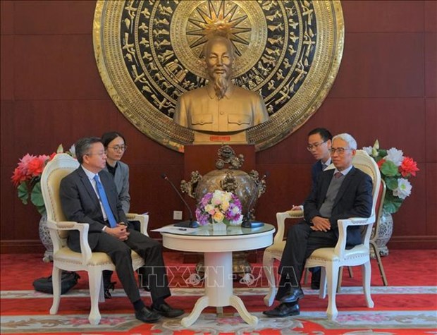 Vietnamese Ambassador to China Pham Sao Mai (R) receives deputy mayor of Chongqing Li Bo (Photo: VNA)