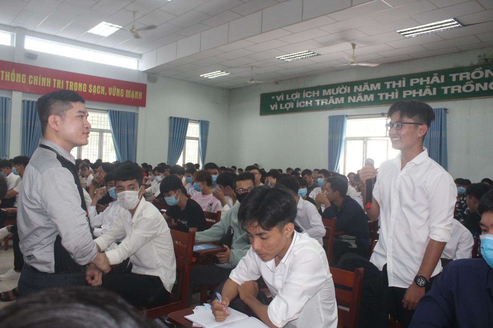 Pupils and students of Long An College are consulted about sending employees abroad