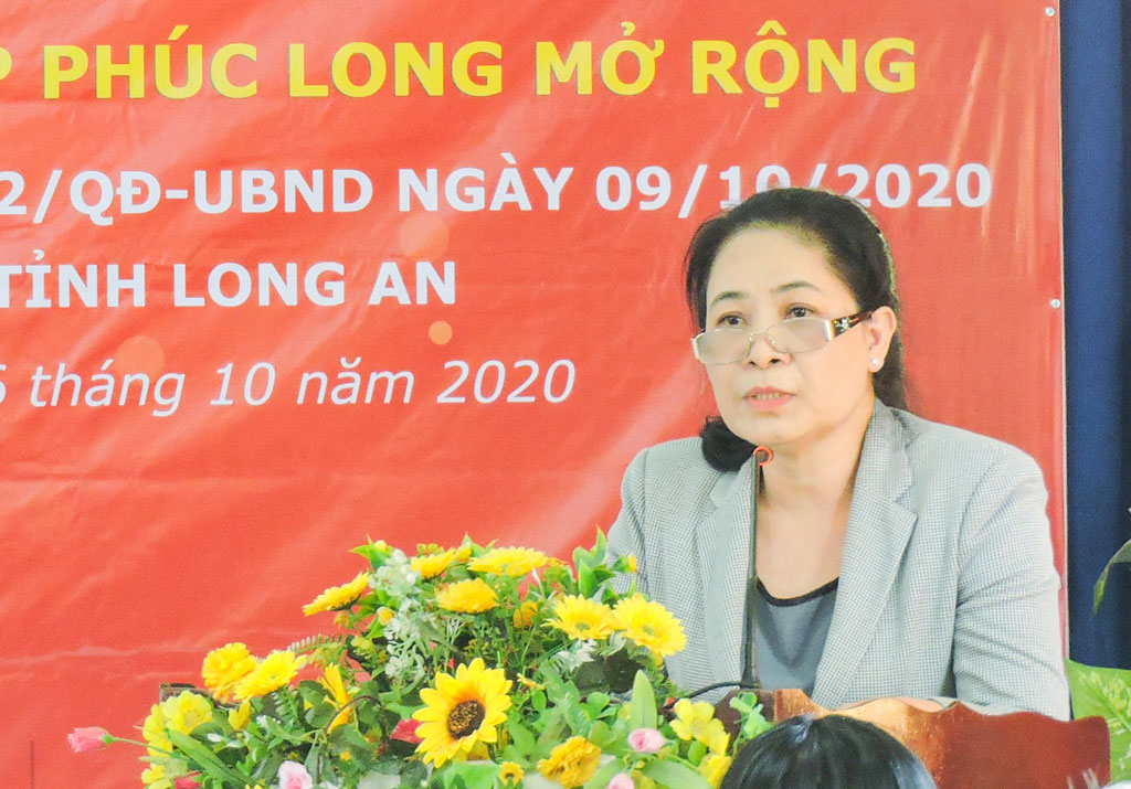 Deputy Director of Phuc Long Investment and Construction Company Limited - Ninh Thi Bich Thuy commits that the company will implement the project in accordance with the approved planning area and ensure environmental sanitation