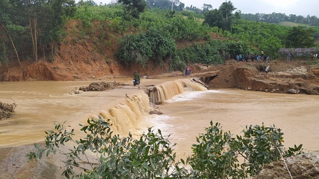 Flash floods have hampered search and rescue operations for landslide victims in Phuoc Loc commune (Photo: VNA).