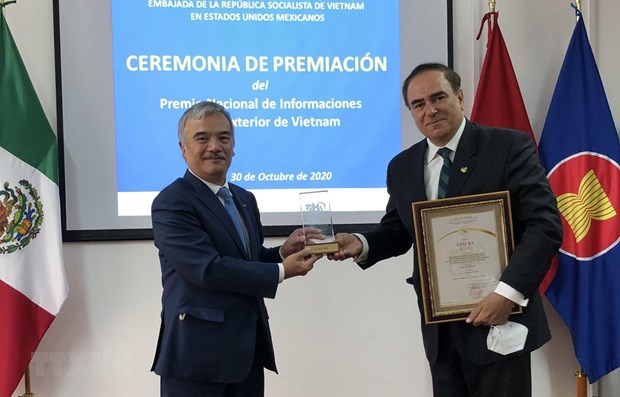  Vietnamese Ambassador to Mexico Nguyen Hoai Duong (L) hands over the third prize to Mouris Salloum George, President of the Club of Journalists and Editor-in-Chief of Voces Magazine (Source: VNA)