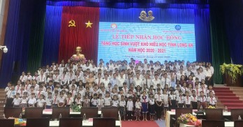 Nguyên Chủ tịch nước - Trương Tấn Sang trao học bổng cho học sinh vượt khó hiếu học