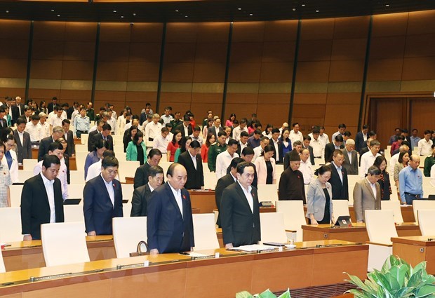 Lawmakers observe a minute of silence in memory of officers, soldiers, and people who died during the recent floods in the central region (Source: VNA)