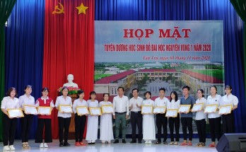 Tân Trụ họp mặt tuyên dương học sinh thi đỗ đại học