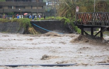 Philippine President inspects typhoon damage