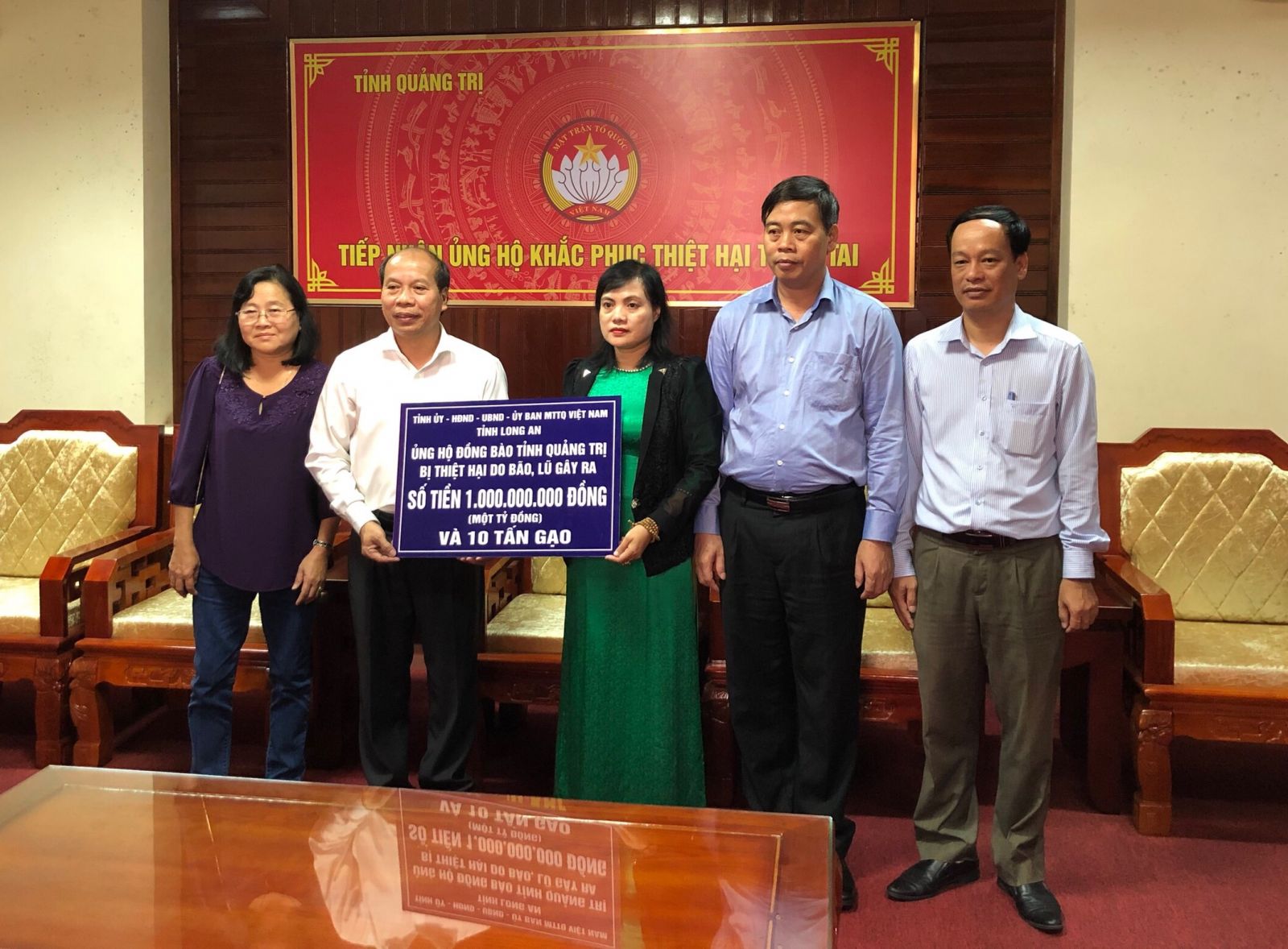 Member of the Standing Committee of the Provincial Party Committee, Deputy Head of the Standing Committee of Propaganda and Training of the Long An Provincial Party Committee - Hoang Dinh Can (2nd, L) handed over money and rice to support the people of Quang Tri province