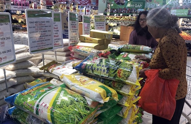 Consumers shop at BigC supermarket in Hanoi. Provinces and cities were gearing up preparation for Tet (Lunar New Year) holiday (Photo: VNA/VNS) 