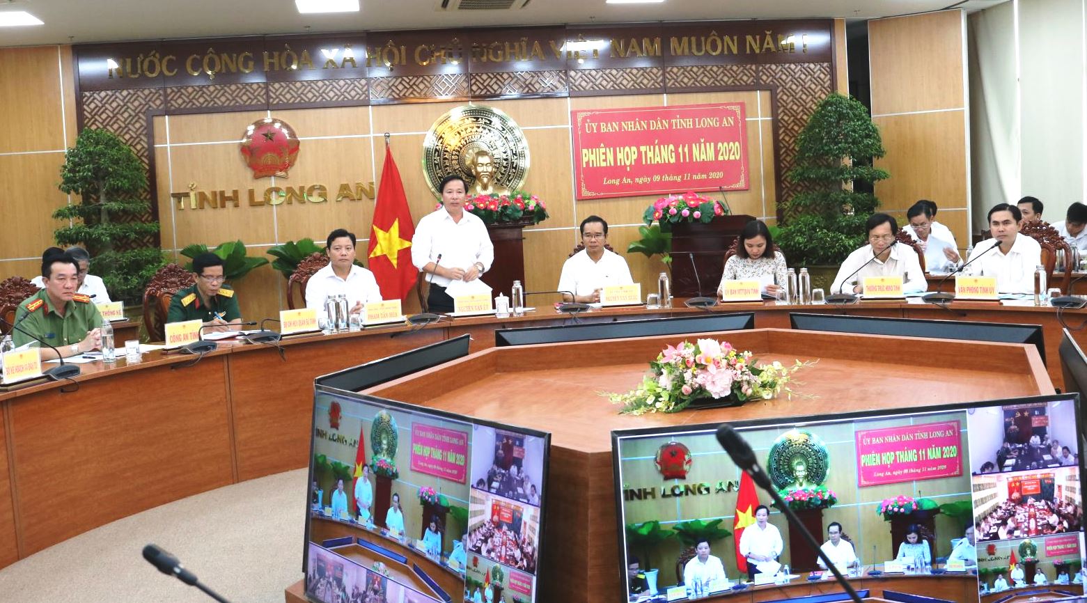 Vice Chairman of the Provincial People's Committee - Nguyen Van Ut presides over the online meeting in November 2020