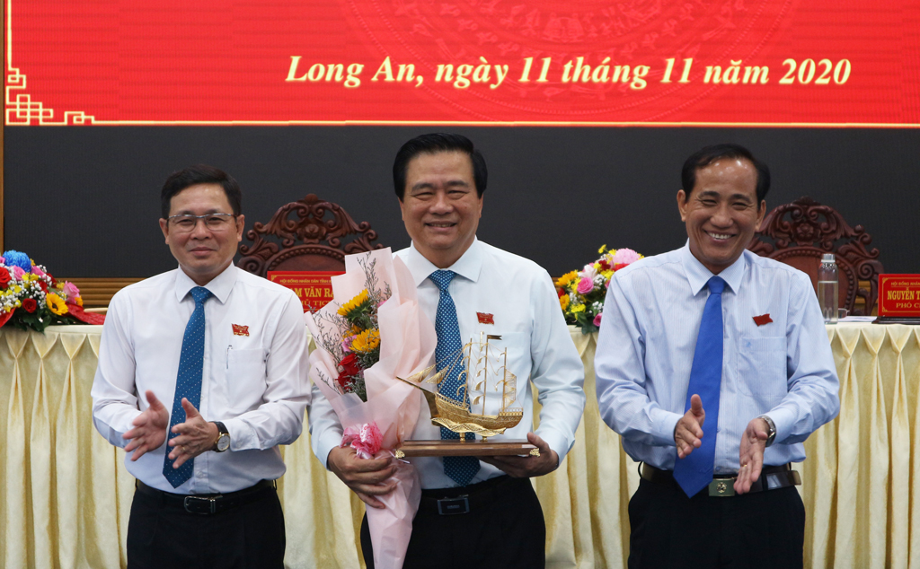 Vice Chairmen of the Provincial People's Council - Nguyen Thanh Cang and Mai Van Nhieu give flowers and gifts to Mr. Pham Van Ranh