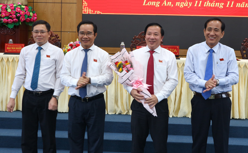 Mr. Nguyen Van Ut (2nd, R) is elected as Chairman of the Provincial People's Committee session IX, term 2016-2021