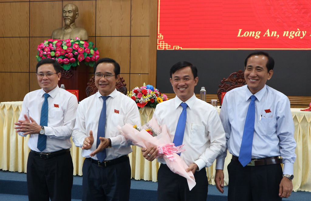 Director of the Department of Construction - Nguyen Minh Hung (2nd, R) is elected as a member of the Provincial People's Committee session IX, term 2016-2021