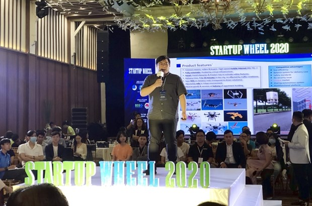 A Vietnamese start-up entrepreneur introduces his smart delivery drone system at a live pitching session in the semi-final of the 2020 Start-up Wheel in HCM City on November 13. (Photo: VNA)