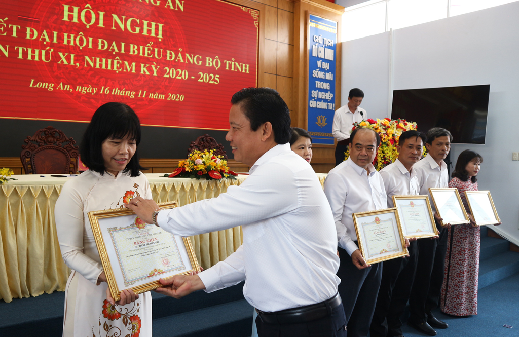 Vice Chairman of the Provincial People's Committee - Pham Tan Hoa awards Certificates of Merit to individuals with outstanding achievements in serving the Congress