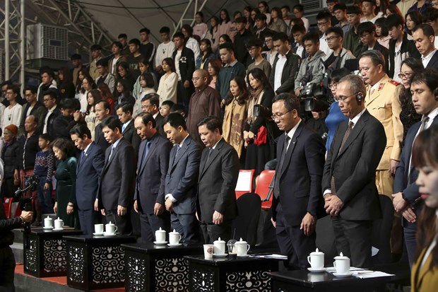 A minute’s silence in memory of those who lost their lives in traffic accidents (Photo: VNA)