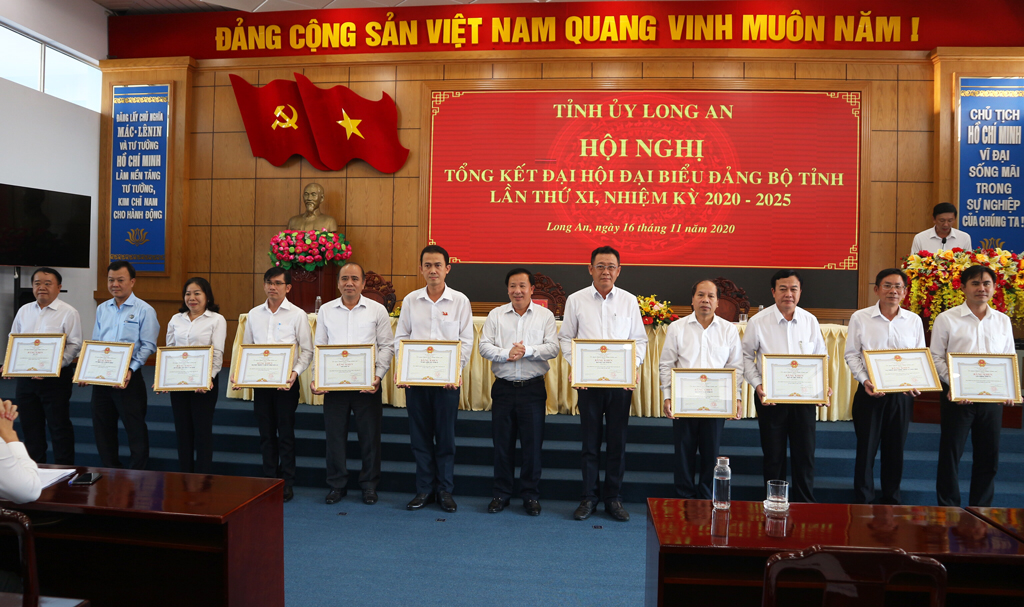 The collectives with excellent achievements in serving the congress received certificates of merit from the Chairman of the Provincial People's Committee