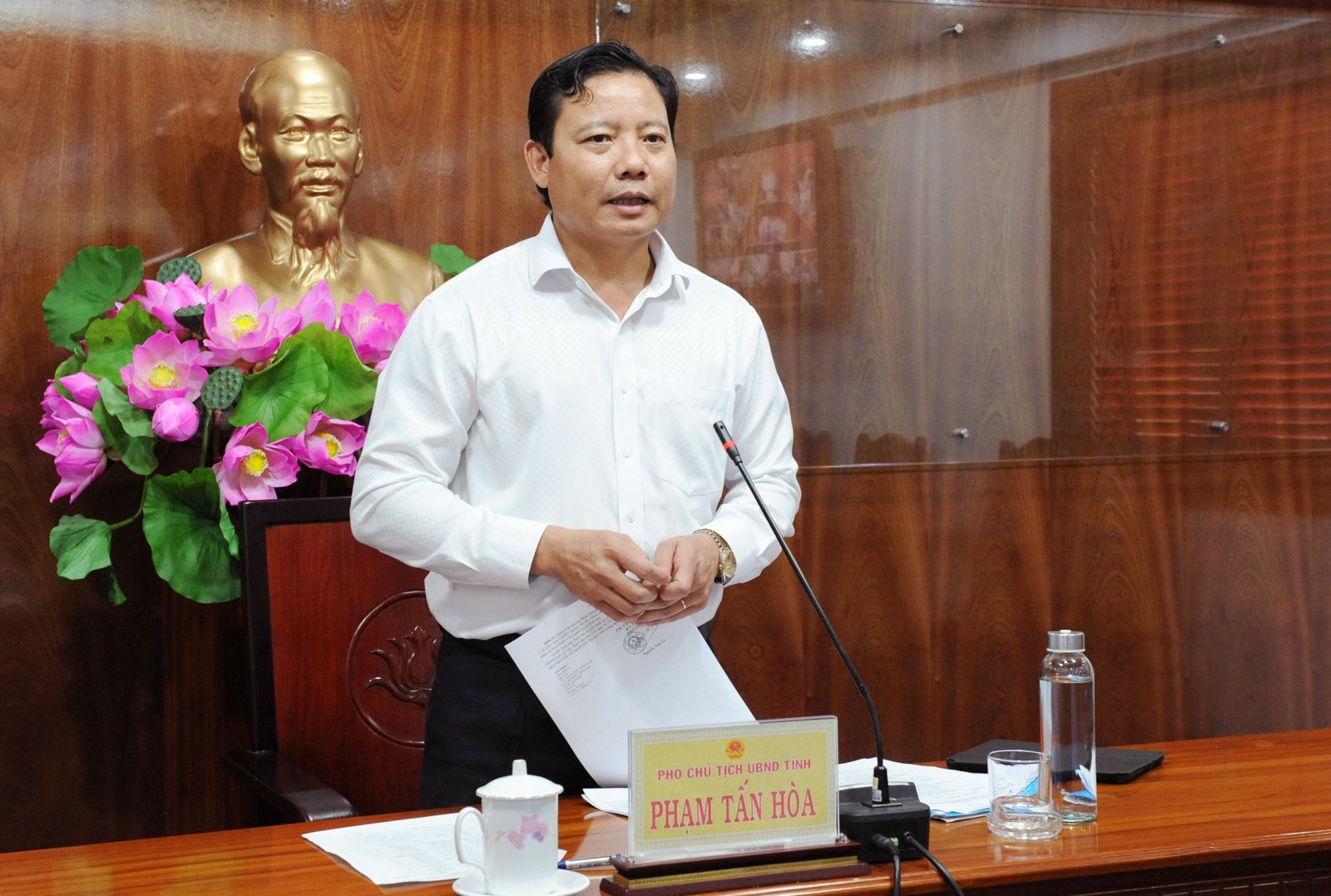 Vice Chairman of the Long An People's Committee - Pham Tan Hoa requests all levels and branches to be proactive, strengthen disease control, absolutely prevent epidemics from occurring in the province