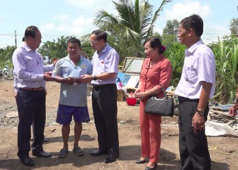 Đại biểu quốc hội  tỉnh Long An thăm, tặng quà cho gia đình nạn nhân bị ảnh hưởng thiên tai tại huyện Tân Hưng