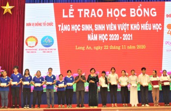 Tặng 395 suất học bổng cho học sinh - sinh viên nghèo vượt khó hiếu học