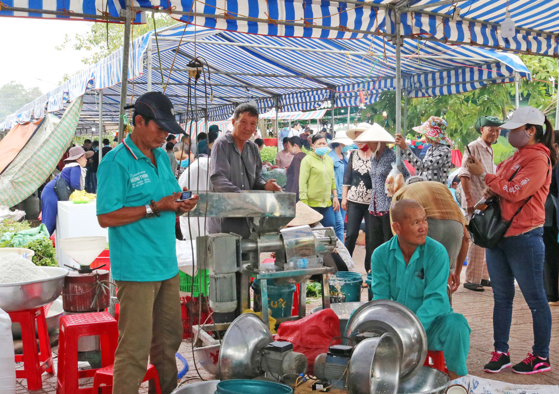 Người dân Tân Trụ tích cực tham gia các phong trào trong những dịp lễ, hội