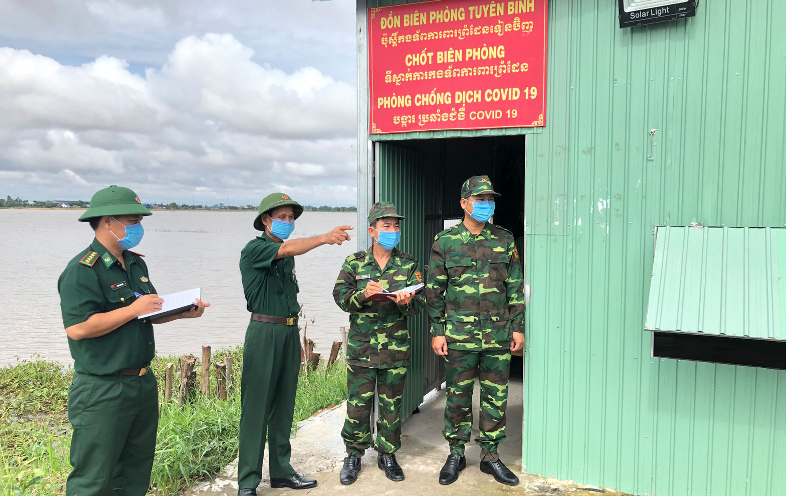 Thượng tá Trần Quốc Thuận - Phó Tham mưu trưởng Bộ đội Biên phòng tỉnh Long An, kiểm tra công tác tại các chốt tăng cường chống dịch