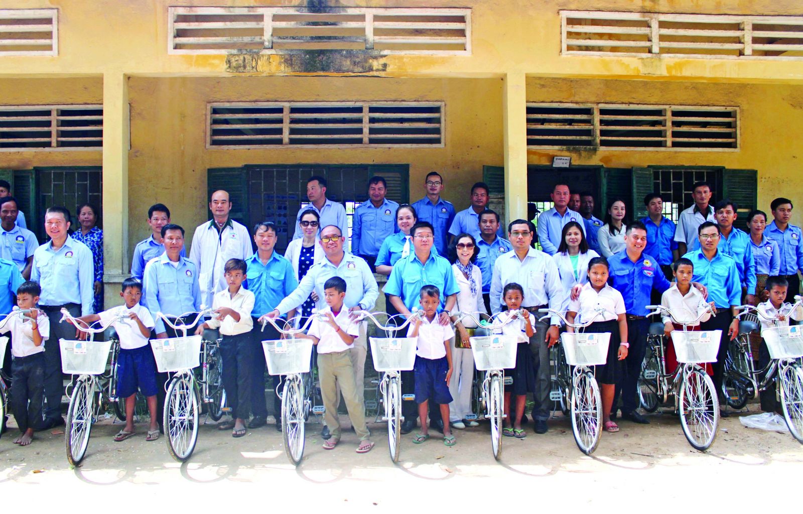 Bicycles are given to students in difficult circumstances