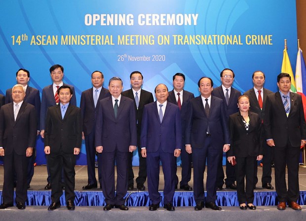 Prime Minister Nguyen Xuan Phuc (front, centre), Minister of Public Security To Lam (front, third, left), and official pose for a photo at the 14th ASEAN Ministerial Meeting on Transnational Crime on November 26 (Photo: VNA)