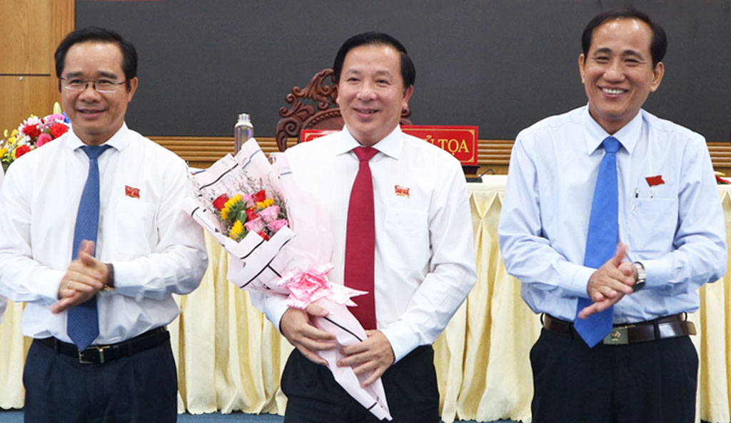 Mr. Nguyen Van Ut (middle) is approved the position as Chairman of Long An People's Committee. Photo: Ky Nam