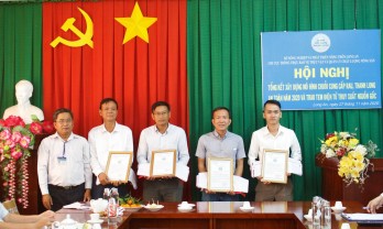 Long An: Four certificates of products of chain supplying safe food awarded