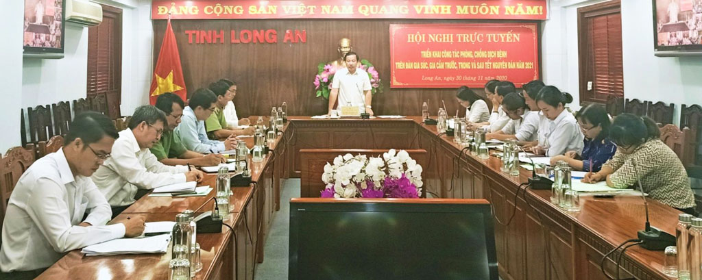 Chairman of the Provincial People's Committee - Nguyen Van Ut speaks and directs the conference