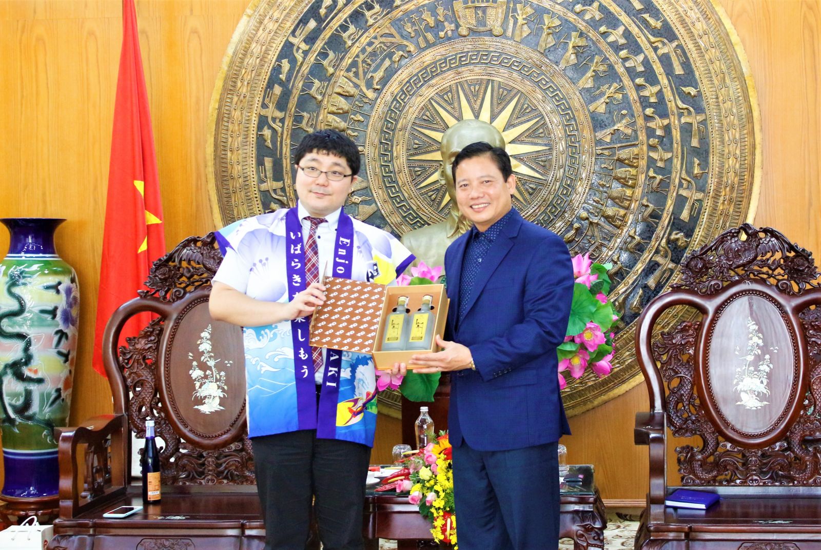 Vice Chairman of the Provincial People's Committee - Pham Tan Hoa presents gifts to the government representatives of Ibaraki province, Japan