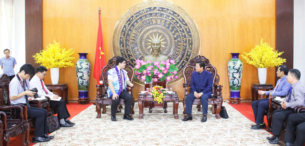 Government representatives of Ibaraki prefecture, together with leaders of Esuhai Co., Ltd., pays courtesy greetings to leaders of Long An province