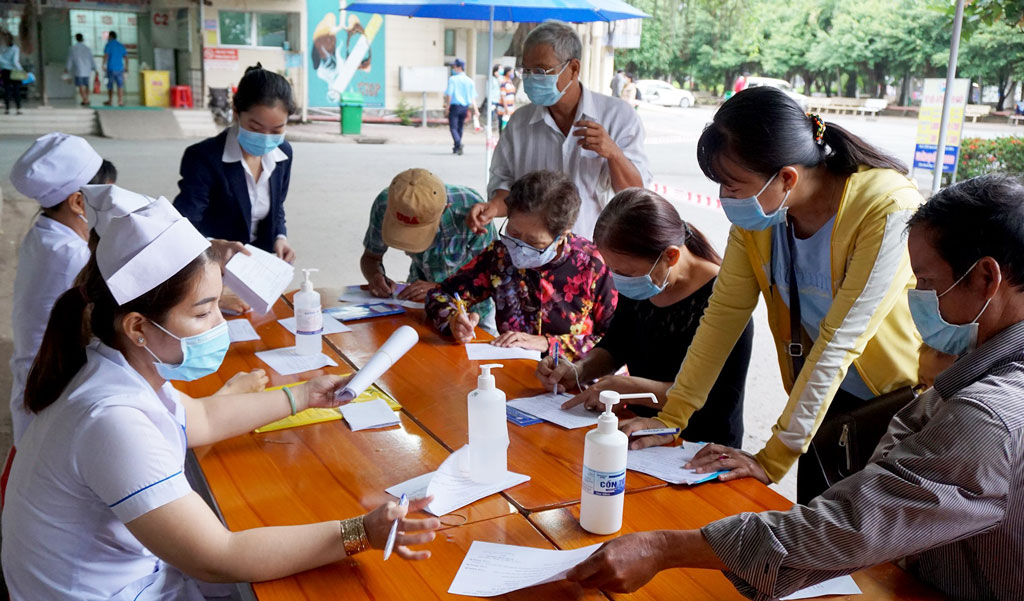 Face masks are mandatorily worn in public places such as markets, supermarkets, schools, medical facilities, etc.