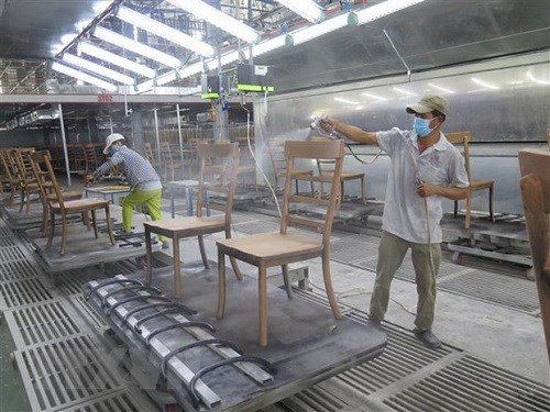 Producing wood furniture for export (Photo: VNA)