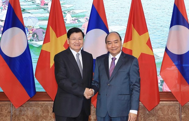 Vietnamese Prime Minister Nguyen Xuan Phuc (R) and Lao Prime Minister Thongloun Sisoulith (Source: VNA)