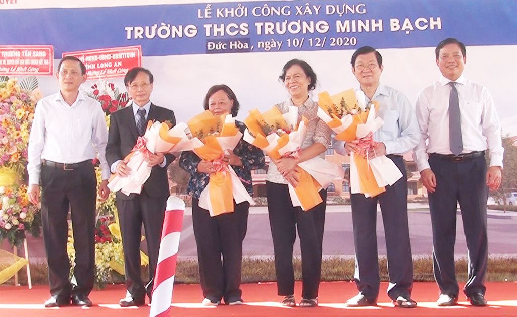 Former State President - Truong Tan Sang (2nd, R) attends the ground-breaking ceremony of Truong Minh Bach Secondary School