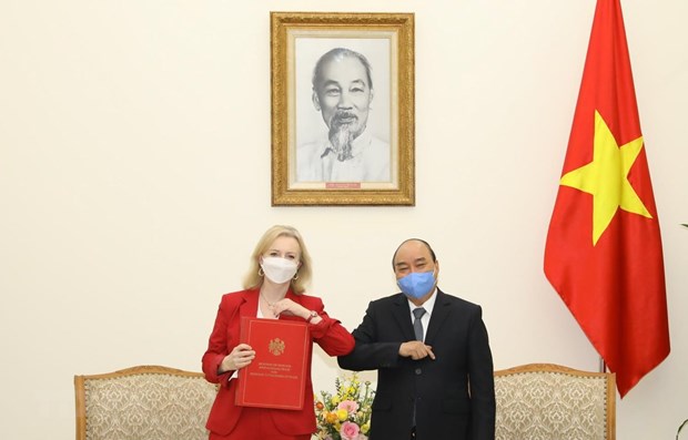 Prime Minister Nguyen Xuan Phuc and UK Secretary of State for International Trade Elizabeth Truss (Photo: VNA)