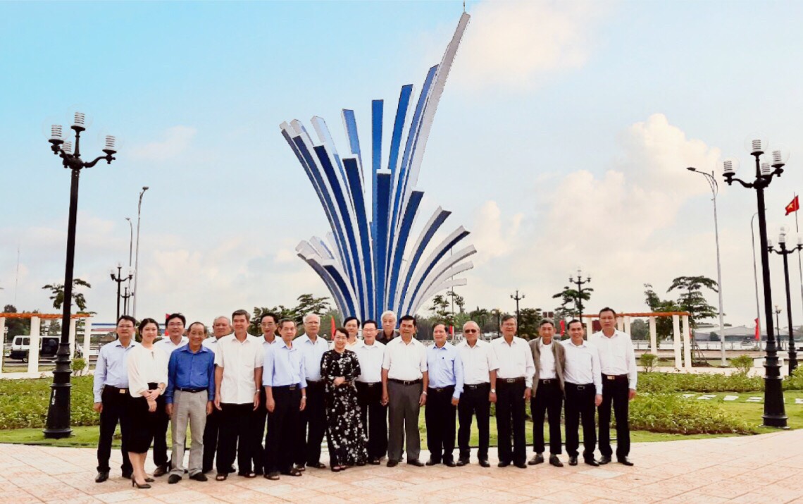 Leaders of Tan An city, together with delegates make a tour around the Park of Ward 2 